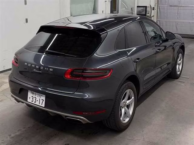PORSCHE MACAN