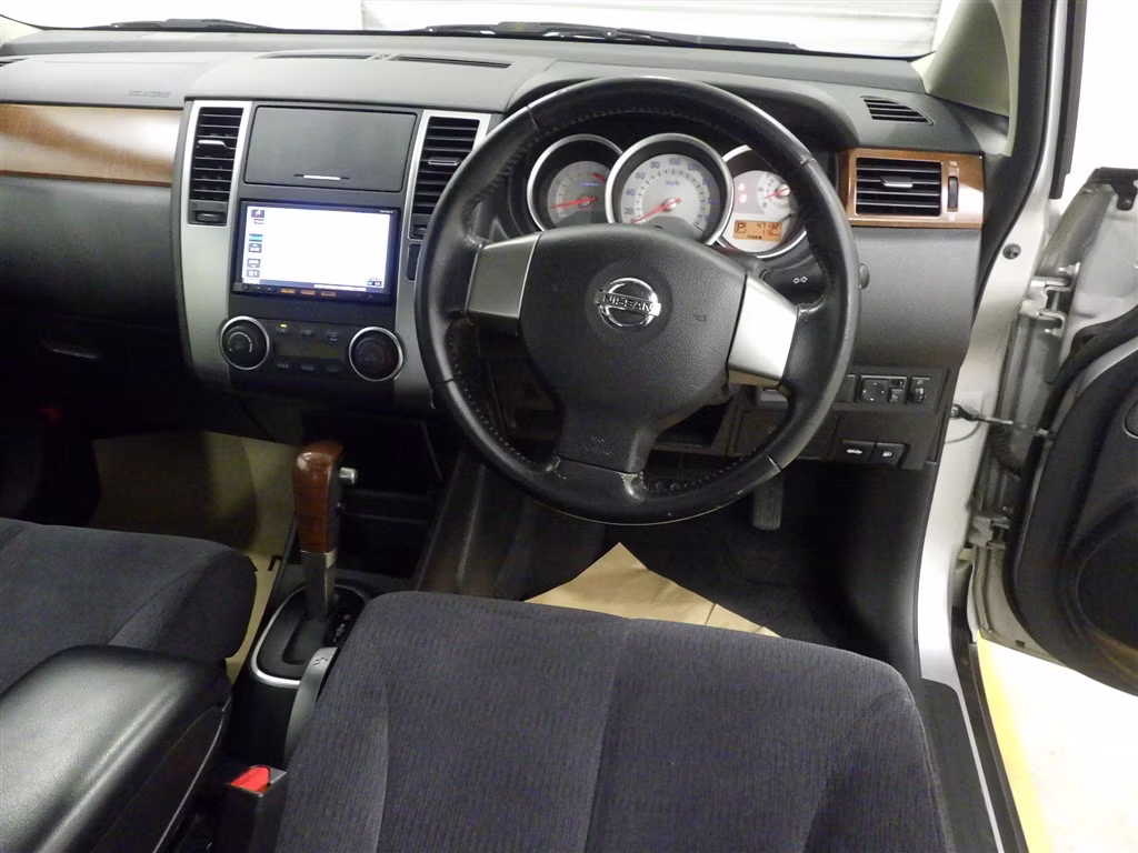 NISSAN TIIDA LATIO