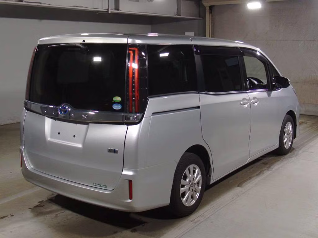 TOYOTA NOAH
