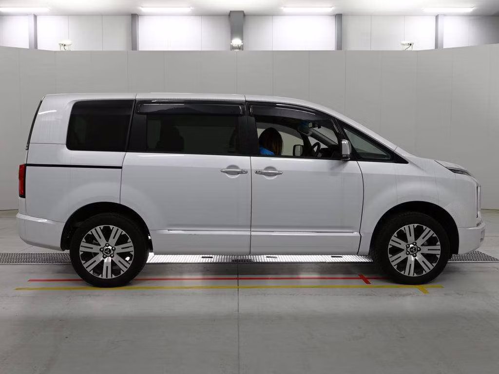 MITSUBISHI DELICA D:5