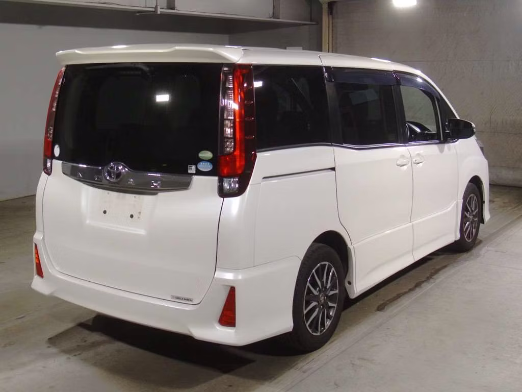 TOYOTA NOAH