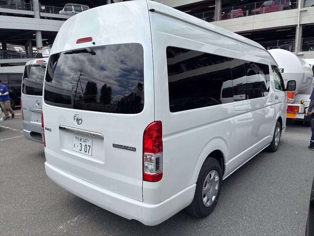 TOYOTA HIACE