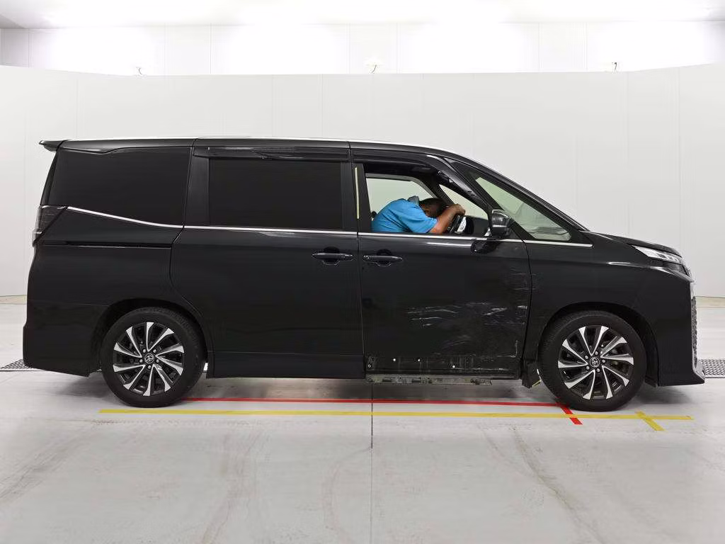 TOYOTA VOXY