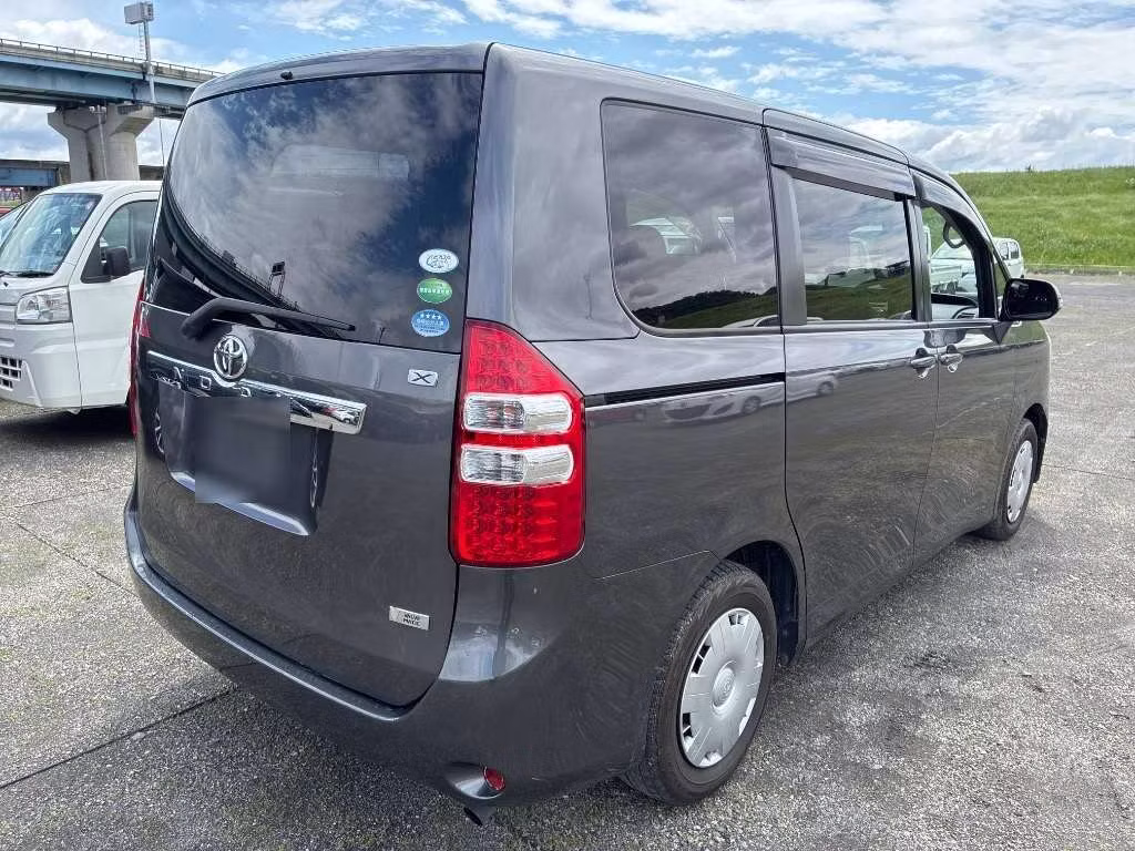 TOYOTA NOAH