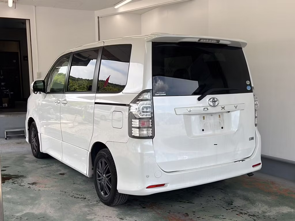 TOYOTA VOXY