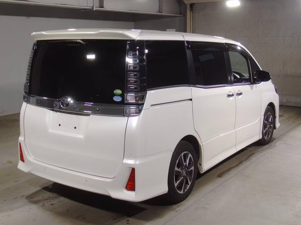 TOYOTA VOXY