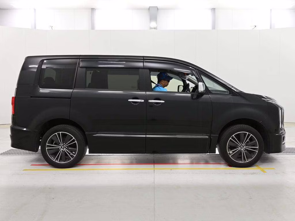 MITSUBISHI DELICA D:5