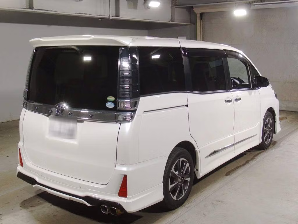 TOYOTA VOXY
