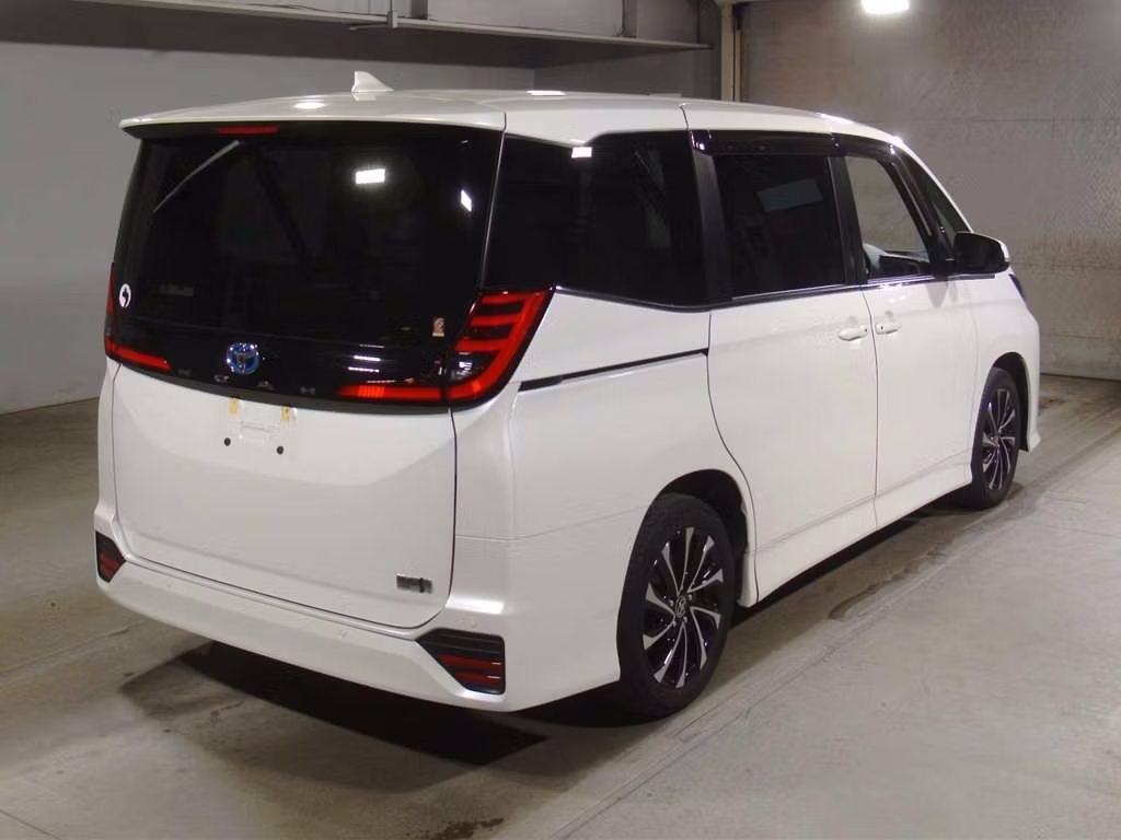 TOYOTA NOAH