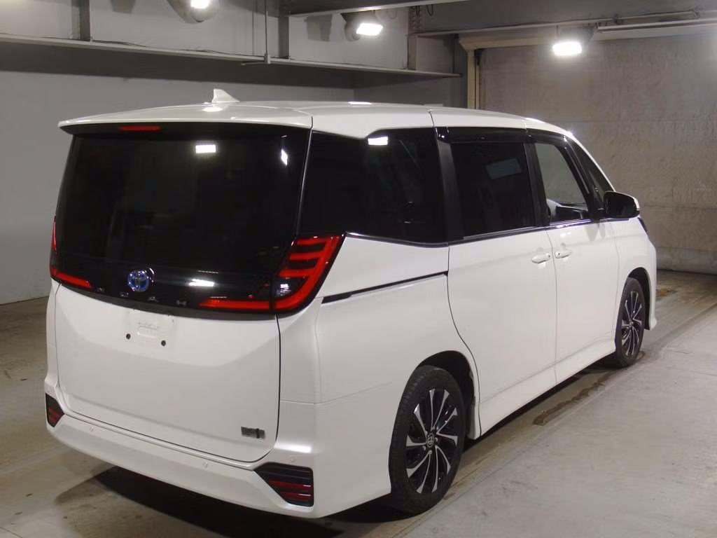 TOYOTA NOAH