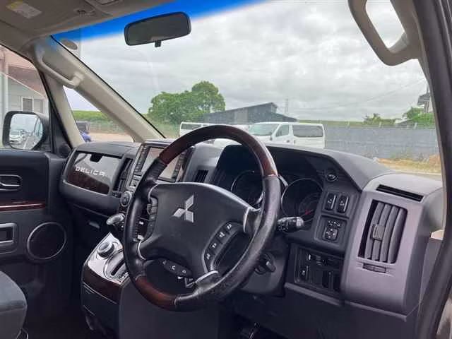 MITSUBISHI DELICA D:5