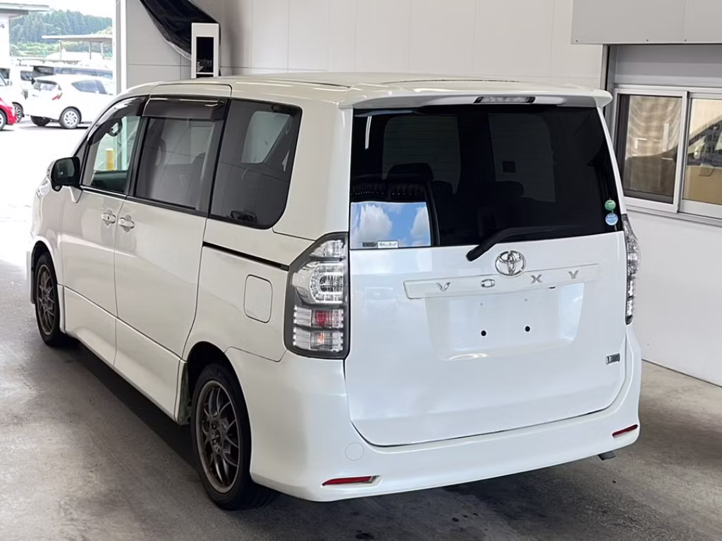 TOYOTA VOXY