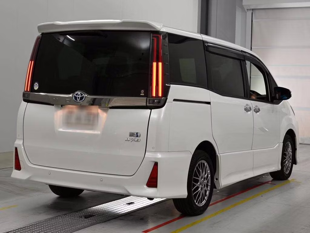 TOYOTA NOAH