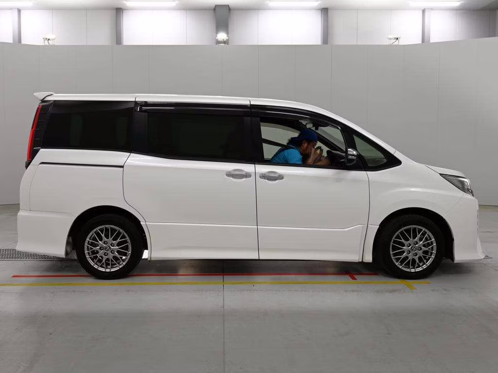 TOYOTA NOAH