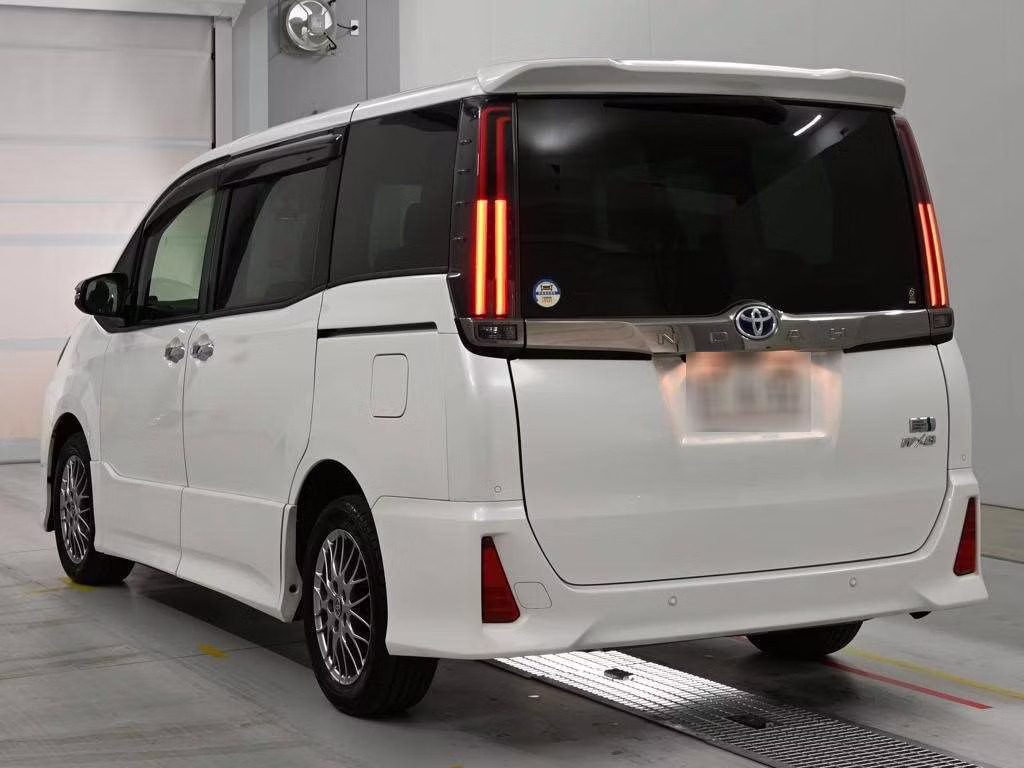 TOYOTA NOAH