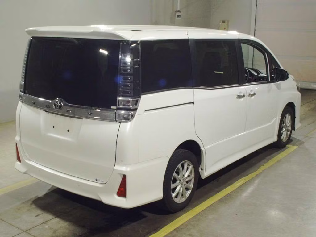 TOYOTA VOXY