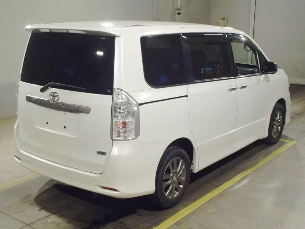 TOYOTA VOXY