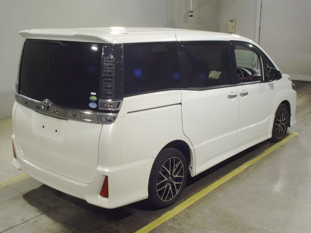 TOYOTA VOXY