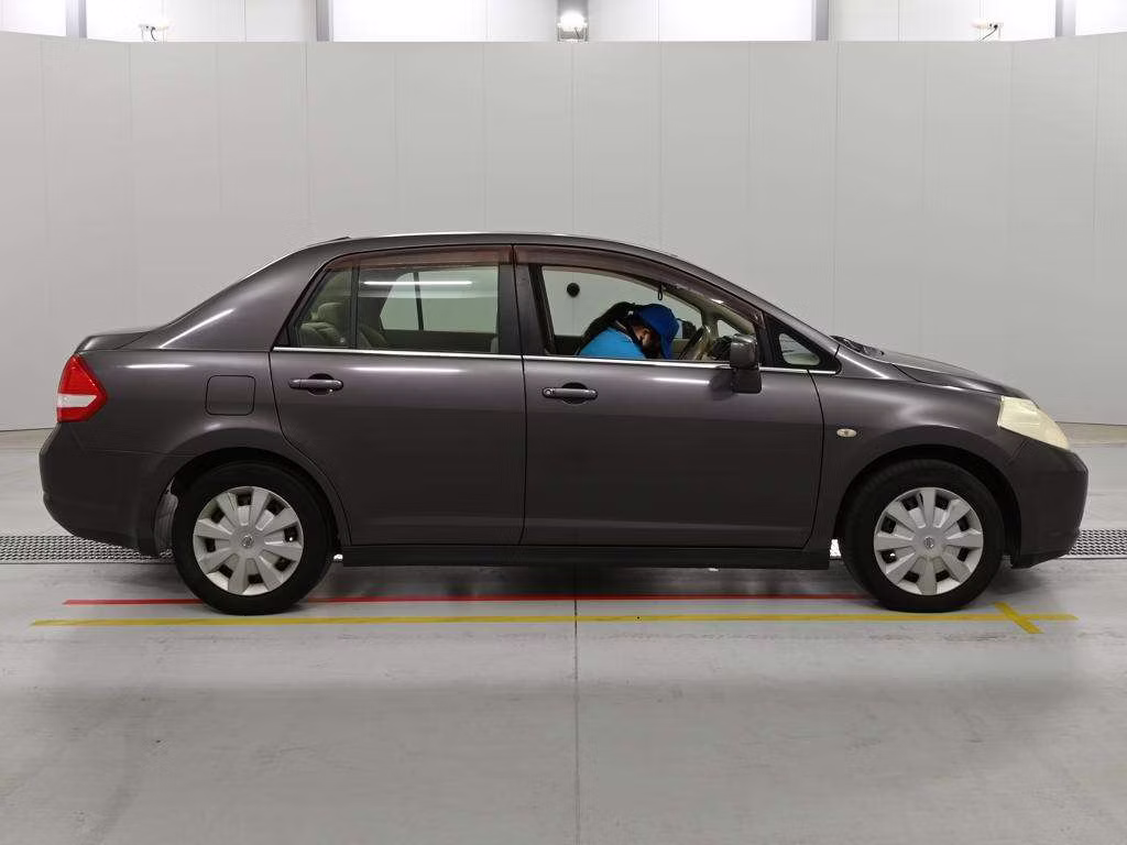 NISSAN TIIDA LATIO