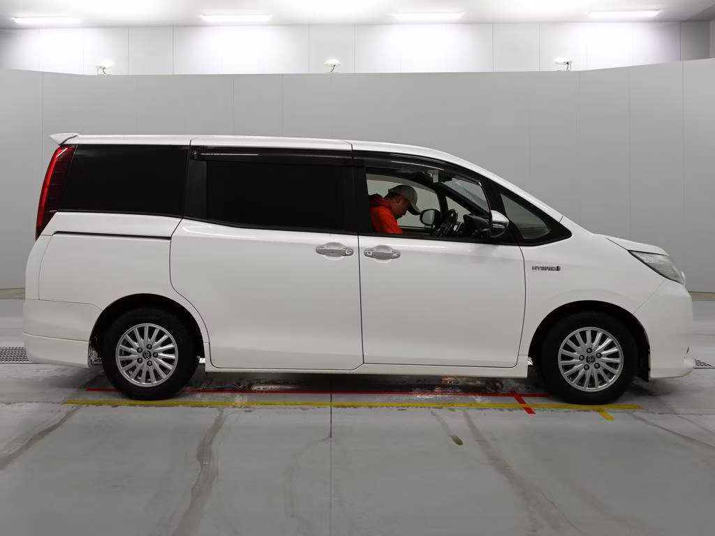 TOYOTA NOAH
