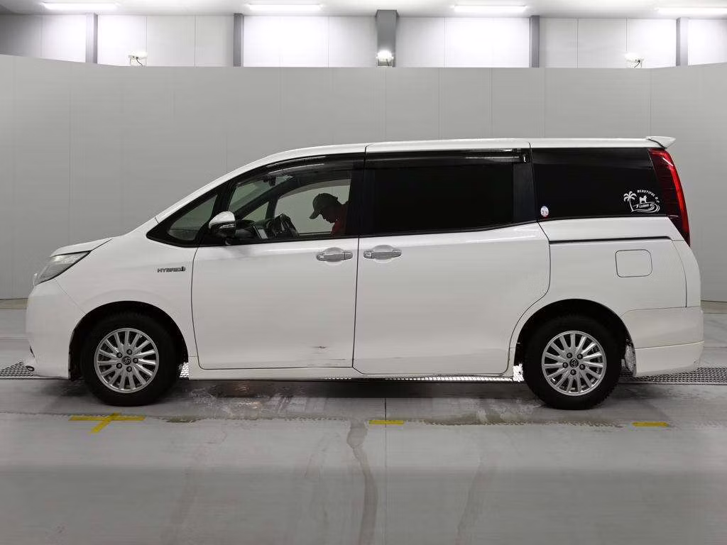 TOYOTA NOAH