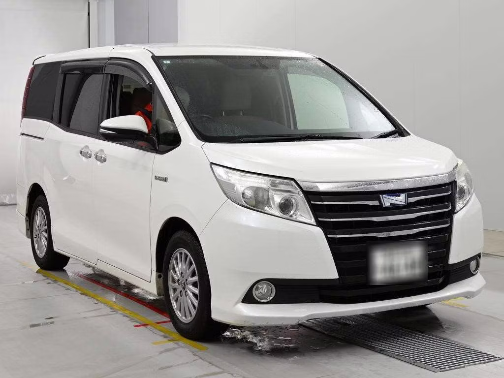 TOYOTA NOAH