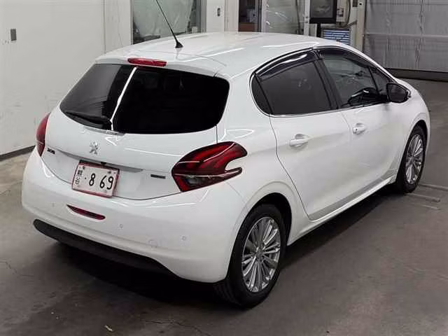 PEUGEOT 208