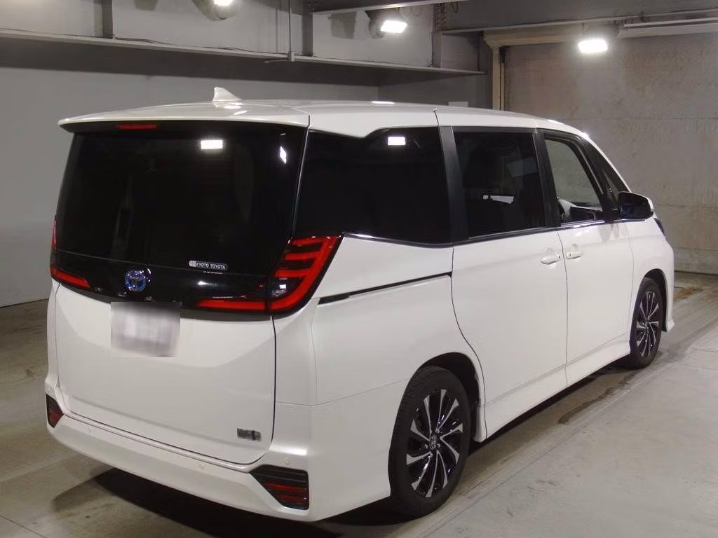 TOYOTA NOAH