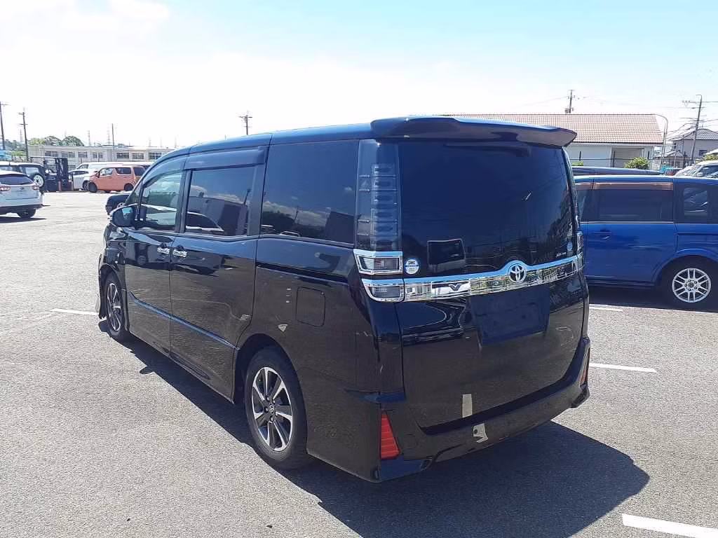 TOYOTA VOXY