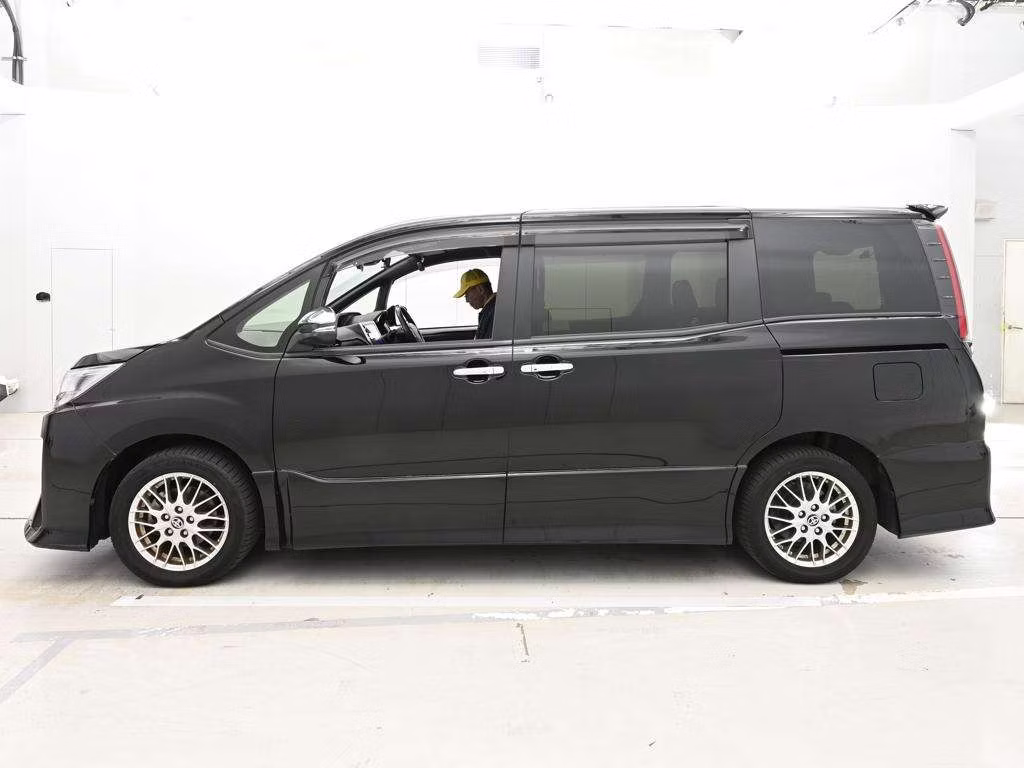 TOYOTA NOAH