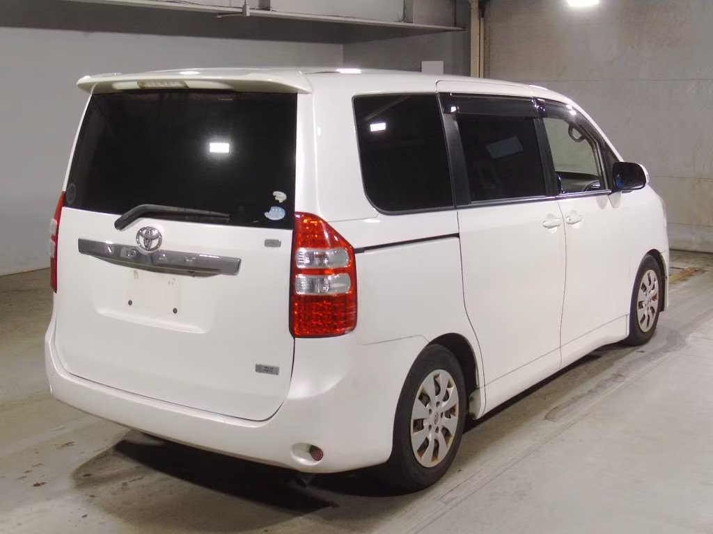 TOYOTA NOAH