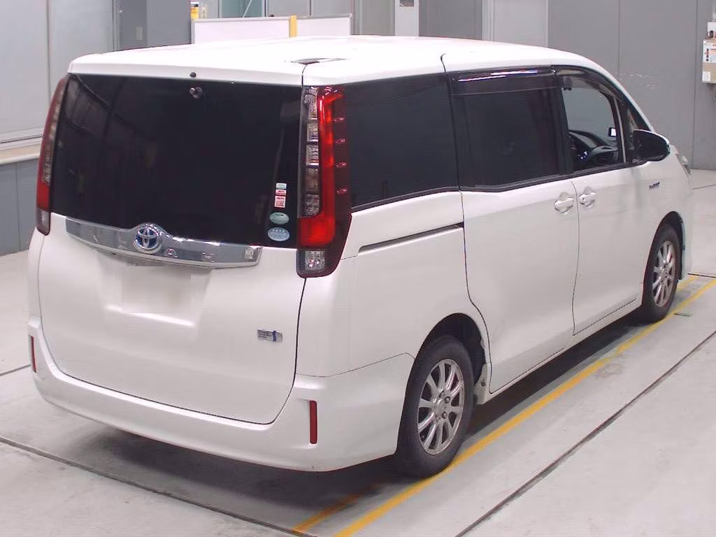 TOYOTA NOAH