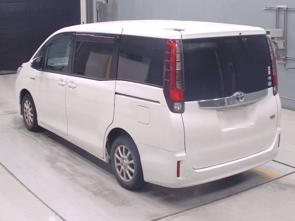 TOYOTA NOAH