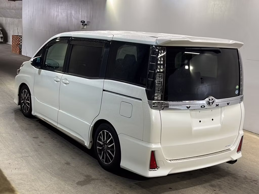 TOYOTA VOXY