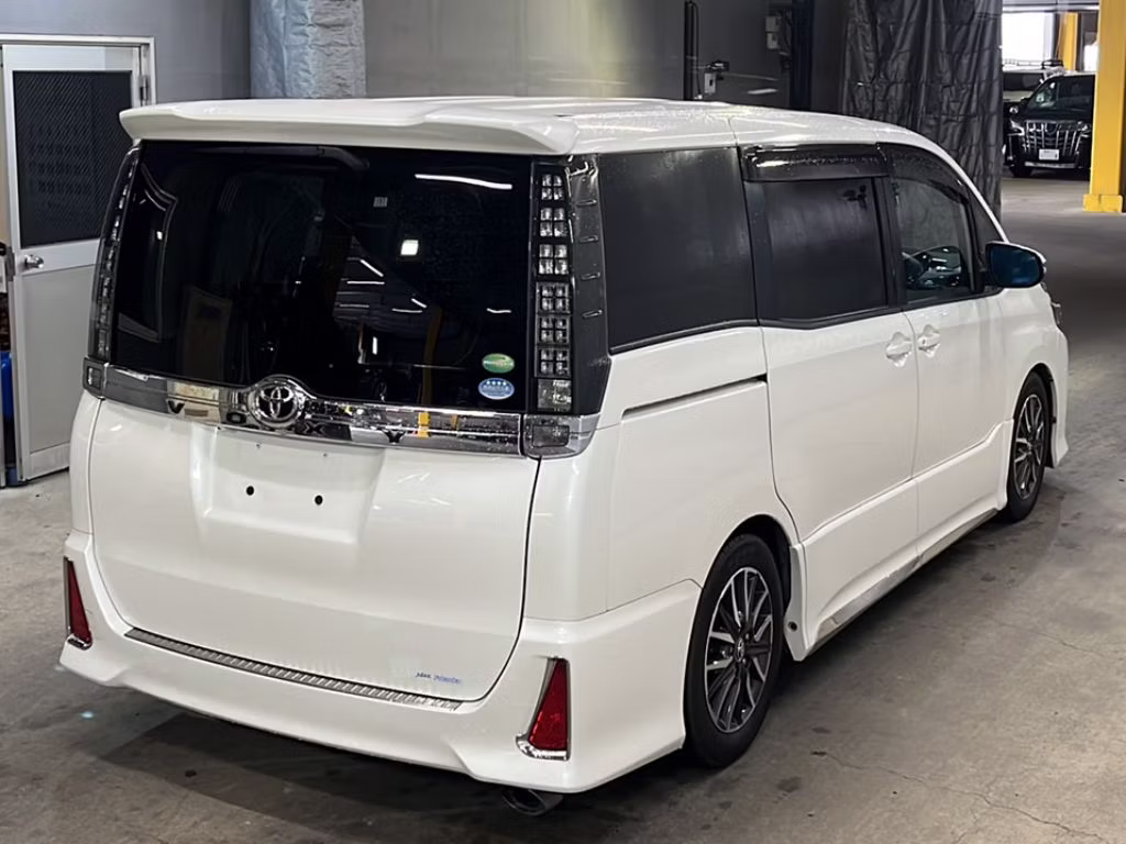 TOYOTA VOXY