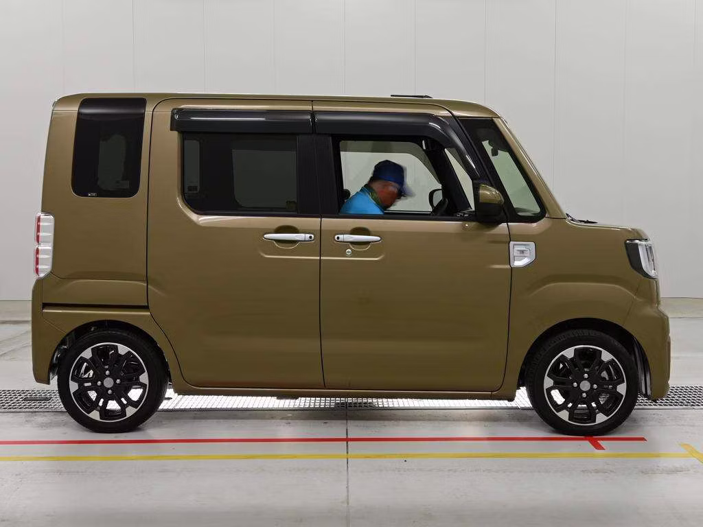 DAIHATSU WAKE