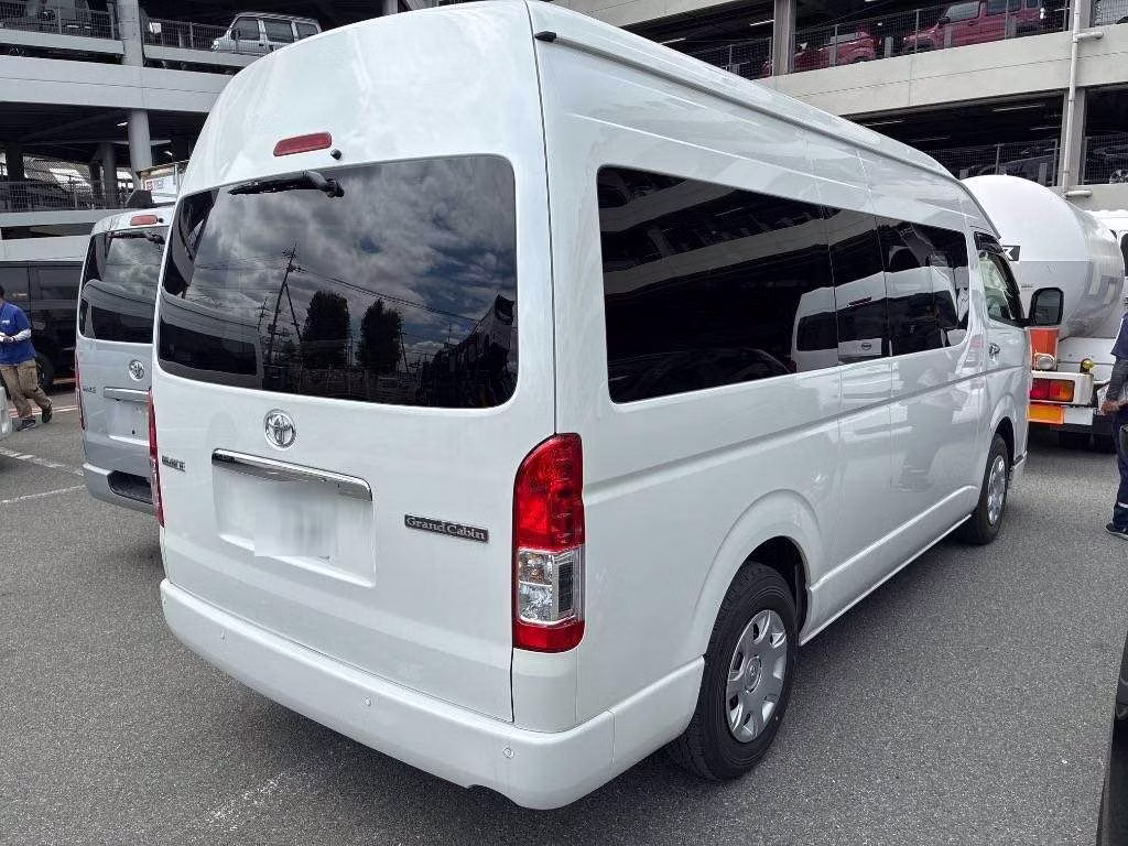 TOYOTA HIACE