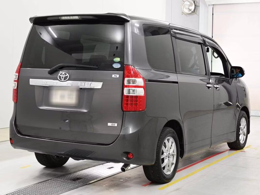 TOYOTA NOAH