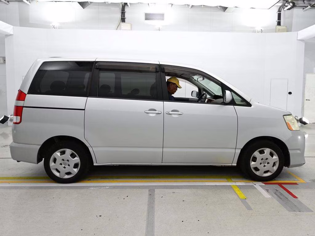 TOYOTA NOAH