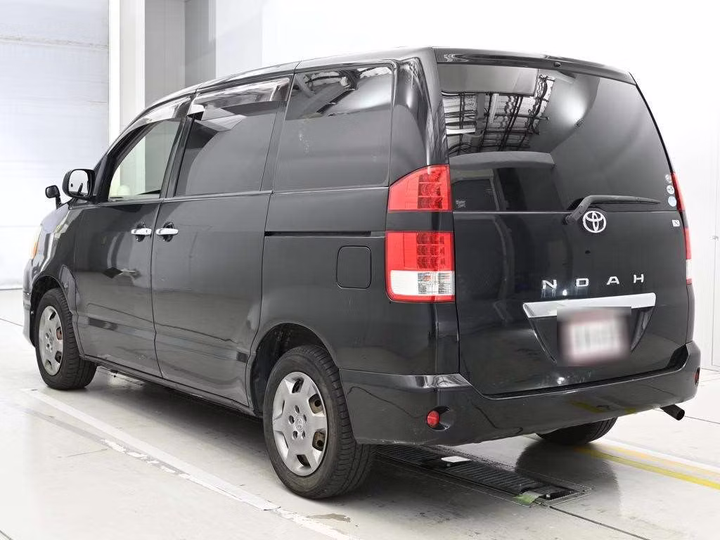 TOYOTA NOAH