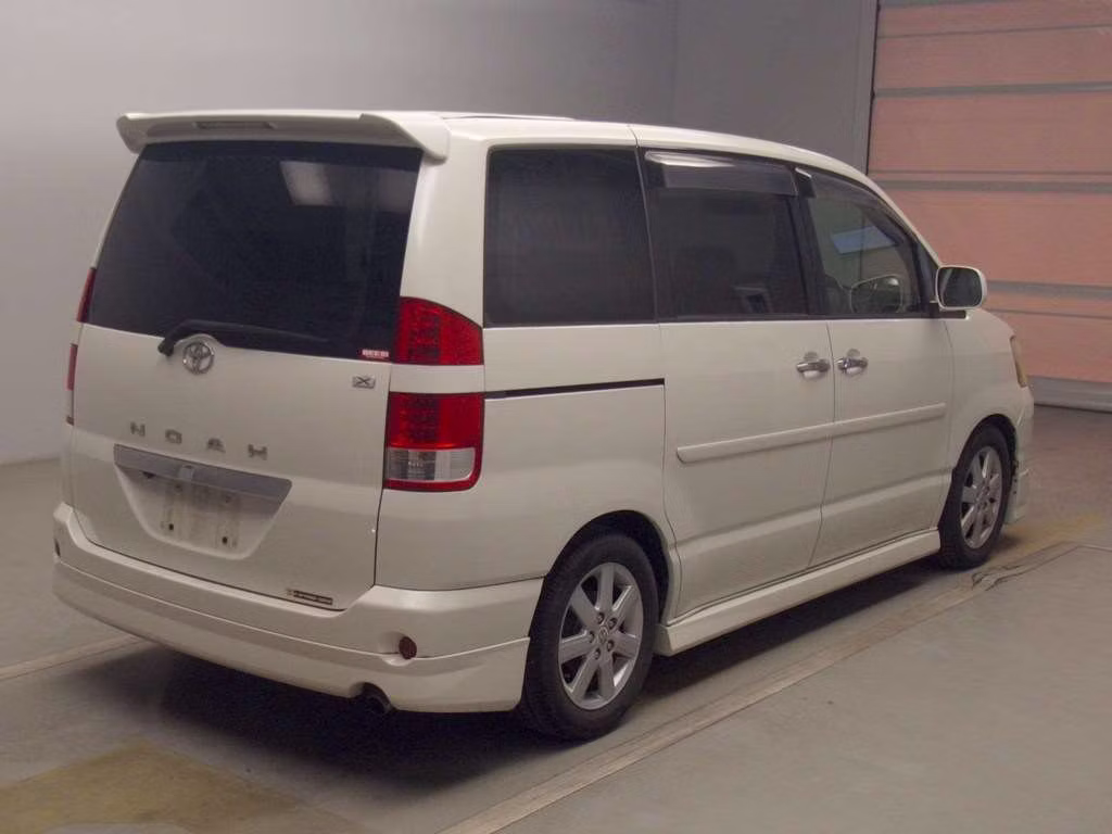 TOYOTA NOAH