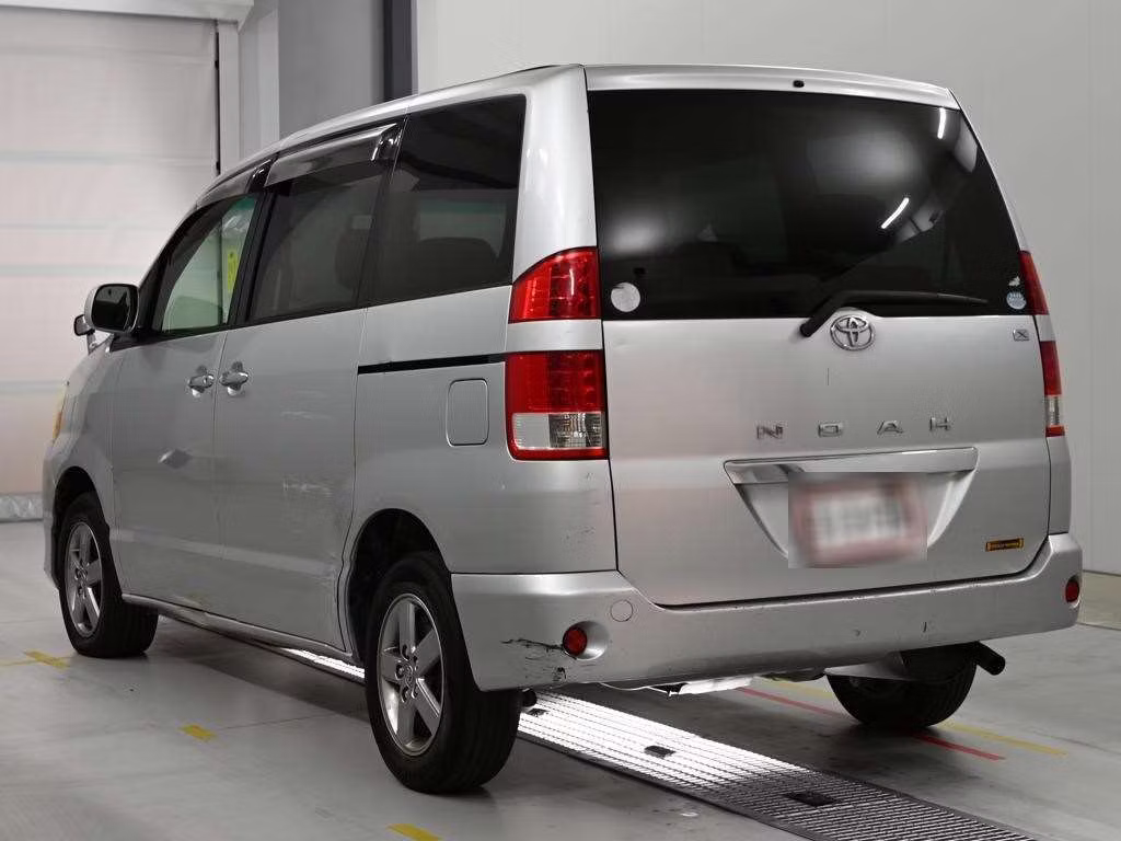 TOYOTA NOAH