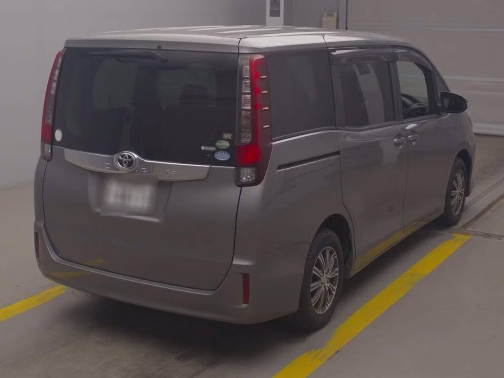 TOYOTA NOAH