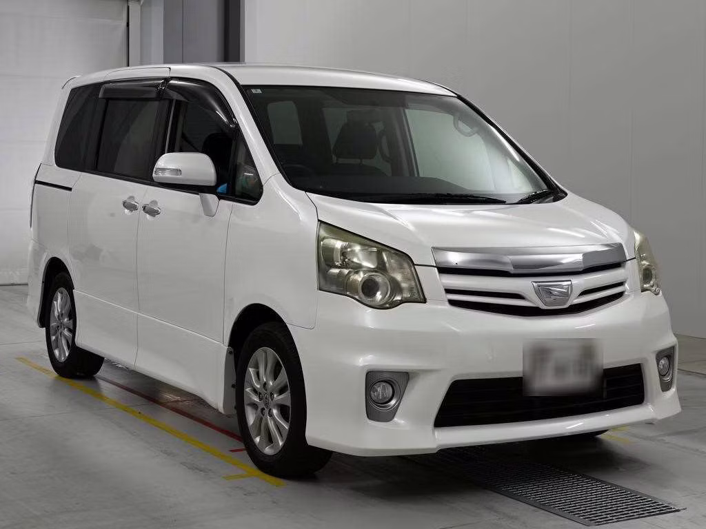 TOYOTA NOAH