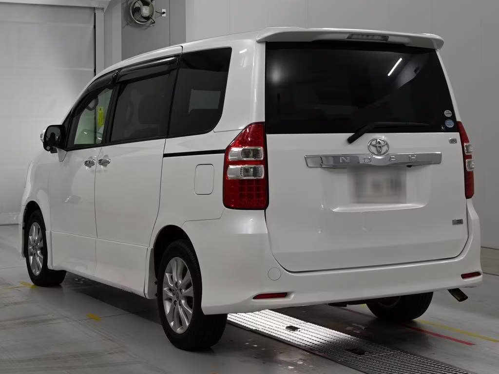 TOYOTA NOAH