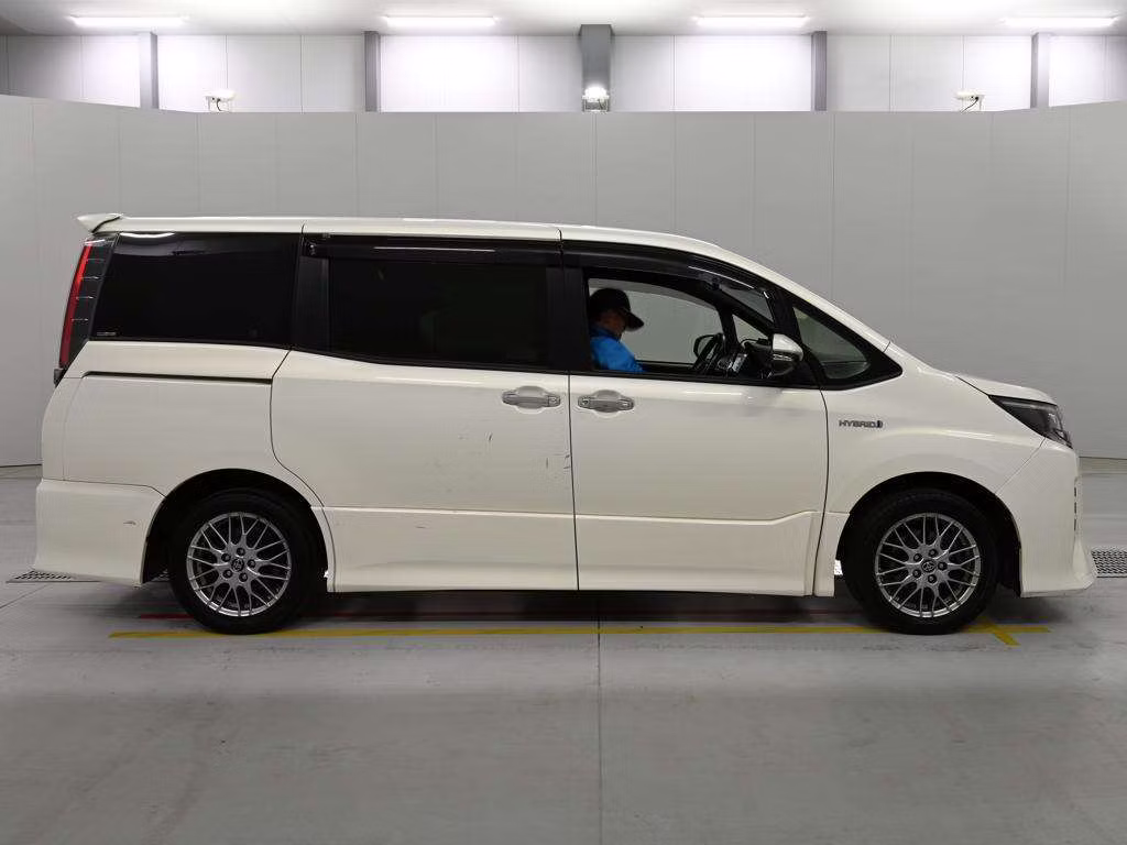 TOYOTA NOAH