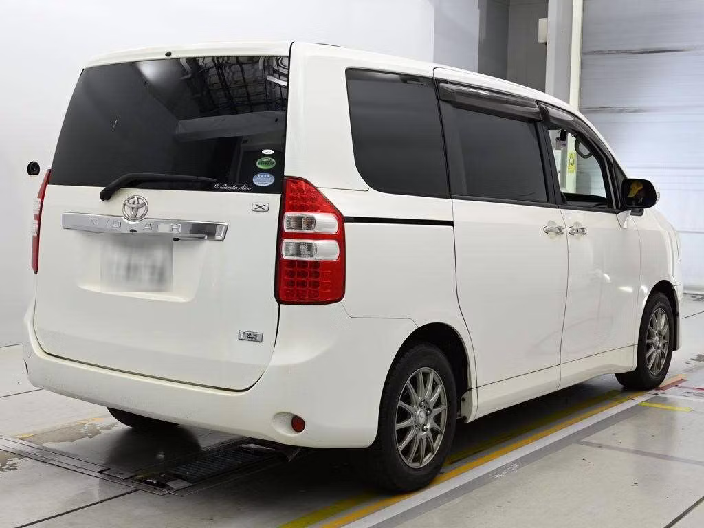 TOYOTA NOAH