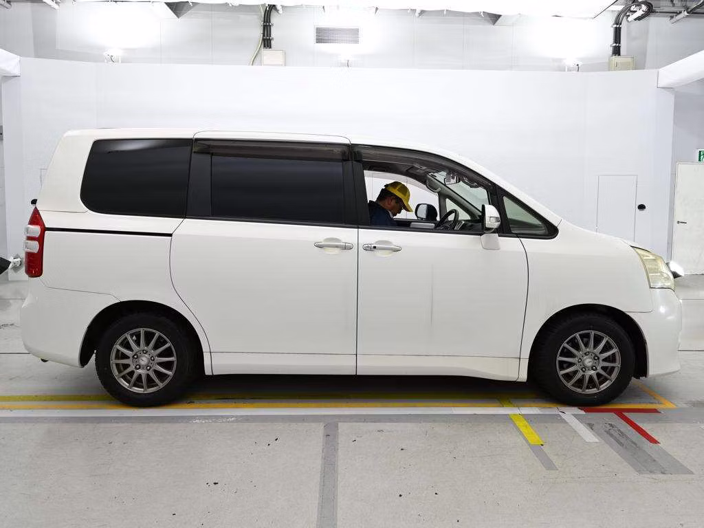 TOYOTA NOAH