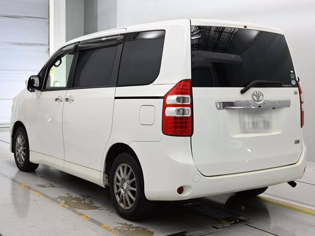 TOYOTA NOAH