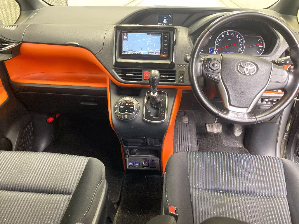 TOYOTA VOXY
